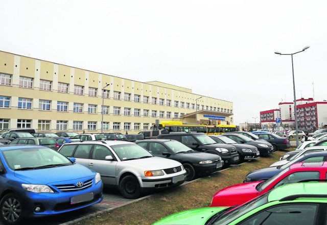 Gdy główny parking przed szpitalem jest pełny, zamiast stawiać auto na chodniku, można zaparkować na wewnętrznym.