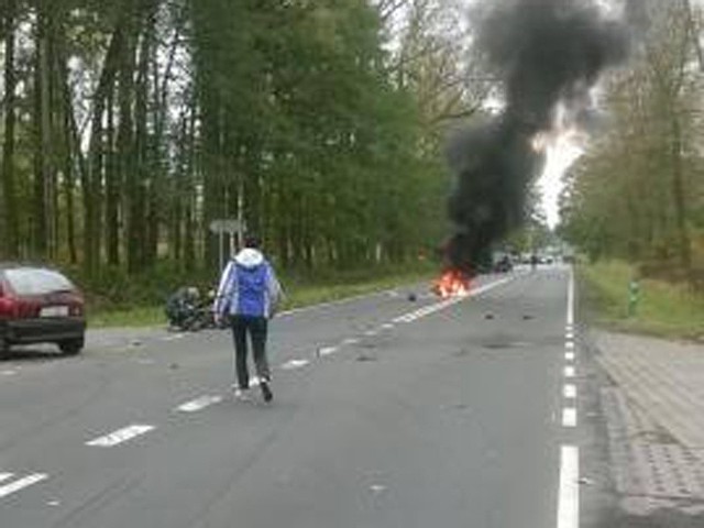 Droga krajowa numer 6 w okolicy Płotów została zablokowana, około 13.30 na wysokości miejscowości Słudwia skuter zderzył się z samochodem i stanął w płomieniach.