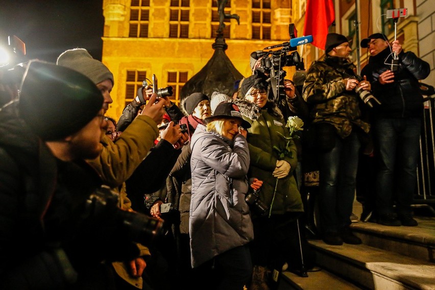 Tłumy ludzi na wiecu przeciwko nienawiści i przemocy w Gdańsku. Tusk: "Byłeś zawsze tam, gdzie trzeba było pokazać dobrą i odważną twarz"