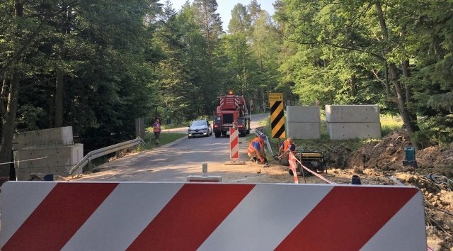 Trwa budowa mostu na rzece Oleśnica wzdłuż drogi powiatowej Szydłowiec - Majdów. Nie ma zakłóceń w ruchu pojazdów.