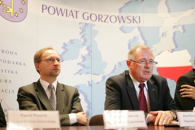 Powiat gorzowski wywalczył najwięcej pieniędzy z Unii Europejskiej ze wszystkich lubuskich powiatów. Na zdjęciu starosta Józef Kruczkowski (po prawej) i wicestarosta Grzegorz Tomczak.