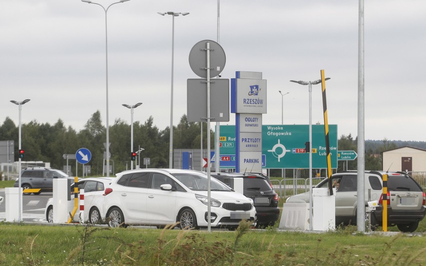 Pierwszy dzień płatnego parkingu na lotnisku Rzeszów -...