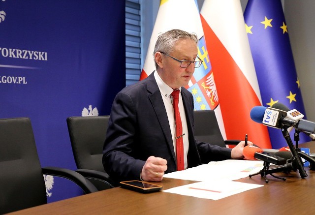 Wojewoda świętokrzyski Zbigniew Koniusz podczas konferencji prasowej dotyczącej aktualnej sytuacji epidemicznej w regionie.