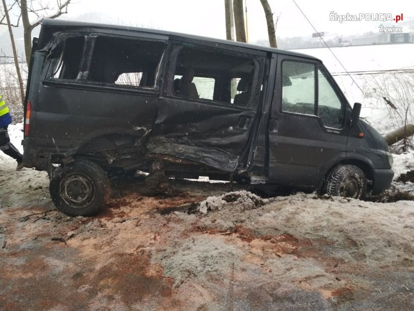 Wypadek w Radziechowach: Było o włos od tragedii. Samochód ściął drzewo, konar upadł na tory. Trzeba było wstrzymać ruch pociągów