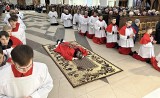 Liturgia Wielkiego Piątku w parafii św. Rocha w Białymstoku. Zobacz fotorelację 