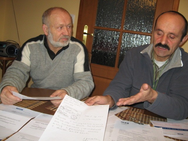 - Wypowiedzenie napisałem i na szczęście zatrzymałem potwierdzenie, że wysłałem je listem poleconym - mówi Tadeusz Macugowski (z prawej) i pokazuje ksero dokumentu. Tak zapobiegliwy nie był Zdzisław Lenard.