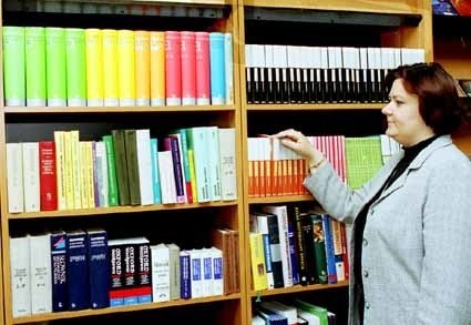 Agnieszka Juryś, bibliotekarz szkolny pokazuje część księgozbioru zakupionego dzięki pomocy Fundacji Bankowej im. Leopolda Kronenberga