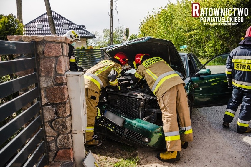 Rożyńsk Wielki. Osobówka na łuku drogi uderzyła w ogrodzenie (zdjęcia)