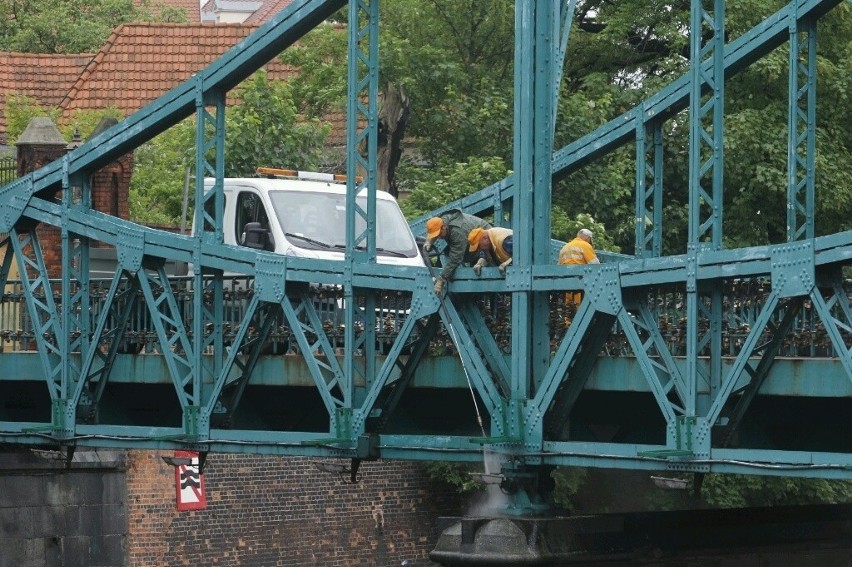 Wrocław: Odcinają kłódki na moście Tumskim (ZDJĘCIA)