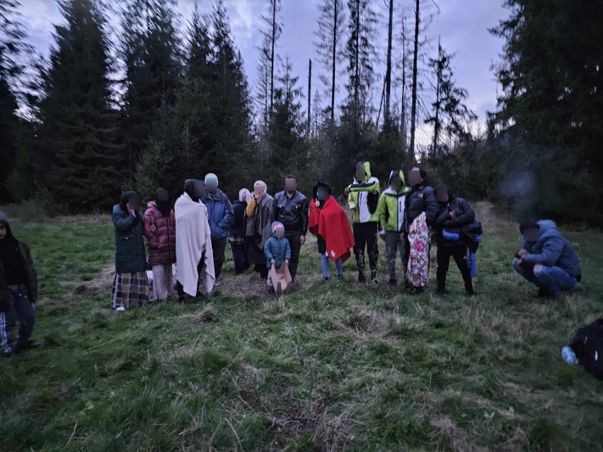 Grupa uchodźców w rejonie Tatrzańskiej Jaworzyny