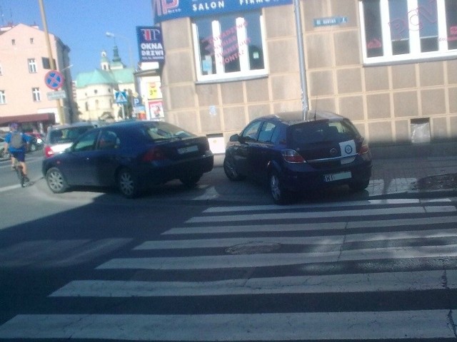 Tak się parkuje przy ul. Asnyka.