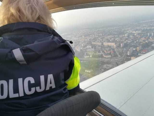 Podczas akcji "Znicz 2019" policjanci z toruńskiej drogówki patrolowali drogi m.in. z kabiny samolotu