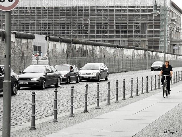 Mur berliński stał się symbolem zimnej wojny, ale także...