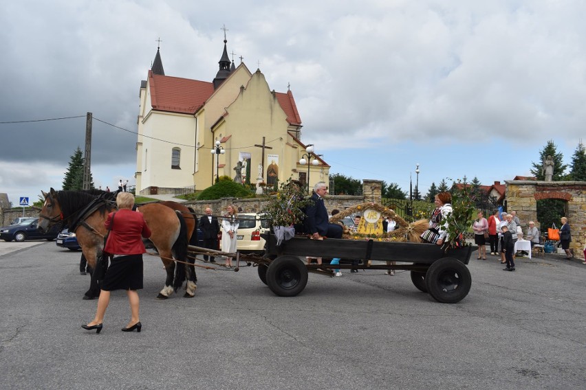 Za nami parafialne dożynki w Gowarczowie. Powitano też nowego proboszcza [ZDJĘCIA]