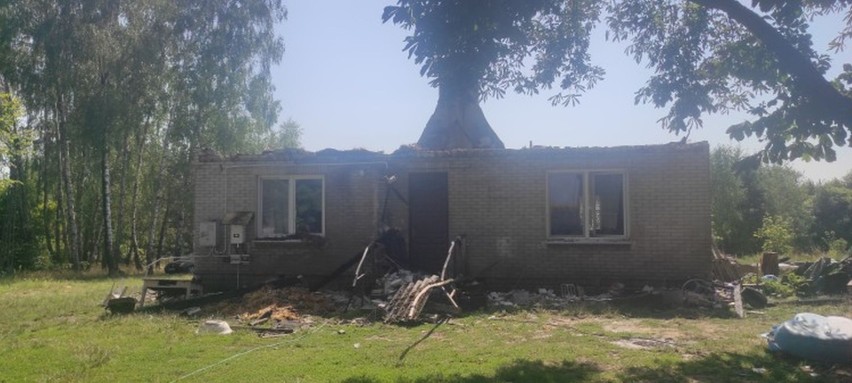 W miejscowości Garbatka-Zbyczyn spalił się dom. Rodzina...