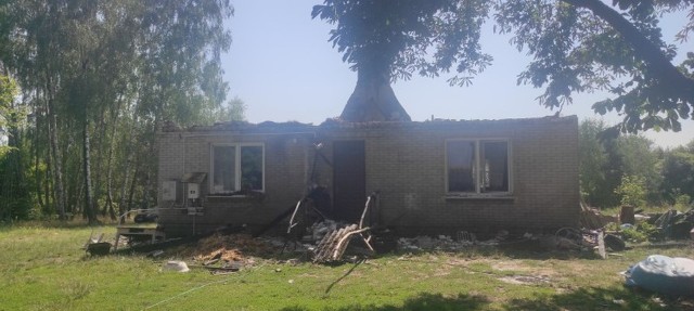 W miejscowości Garbatka-Zbyczyn spalił się dom. Rodzina potrzebuje pomocy.