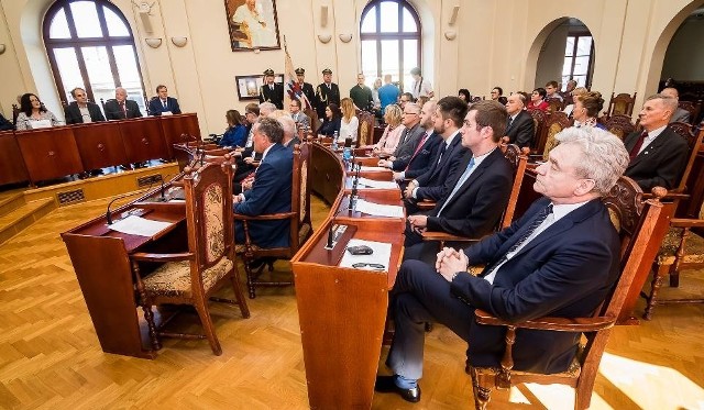 Szesnaście mandatów dla Koalicji Obywatelskiej w Radzie Miasta Bydgoszczy pozwoli rządzić jej samodzielnie. 11 mandatów przypadło Prawu i Sprawiedliwości, a 4 - Sojuszowi Lewicy Demokratycznej. Poznaj członków nowej rady miasta w dalszej części galerii >>>