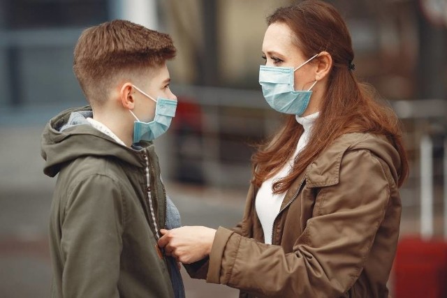 Koniec obowiązku noszenia maseczek! Sprawdźcie od kiedy dokładnie nie trzeba będzie zakładać maseczek ochronnych? W jakich miejscach dozwolone będzie poruszanie się bez nich? WIĘCEJ NA KOLEJNYCH STRONACH>>>