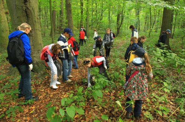 W sprzątanie szczecińskich lasów zaangażowali się uczniowie.
