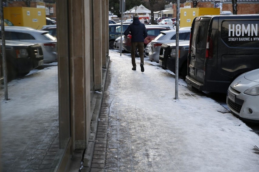 Kto musi odśnieżać chodnik?