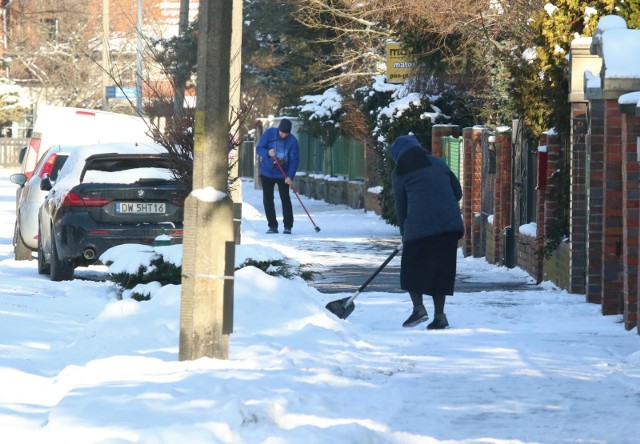 Chociaż w ostatnich latach zimy w Polsce są zdecydowanie łagodniejsze niż jeszcze kilkanaście czy kilkadziesiąt lat temu, wystarczy jeden dzień ujemnych temperatur i trochę opadów, by świat okryła biała pierzynka. Śnieg cieszy najmłodszych, którzy chętnie zjeżdżają na sankach czy lepią bałwana, ale dla dorosłych potrafi być prawdziwą zmorą. Śliskie ulice, nieodśnieżone chodniki... Kto za to odpowiada? Kto musi odśnieżać chodnik? Jakie konsekwencje czekają na osoby, które nie dopełnią tego obowiązku? Zobaczcie, co zrobić, by uniknąć kary! A jeśli już poślizgniecie się na chodniku pełnym śniegu, pamiętajcie, że czeka na Was odszkodowanie.