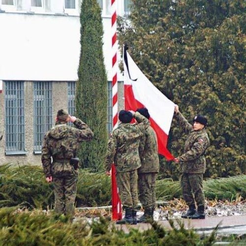 Dziś w całym kraju w południe zawyły syreny. W świdwińskiej brygadzie lotnictwa taktycznego, której podlega baza w Mirosławcu, żołnierze minutą ciszy oddali cześć zabitym kolegom.