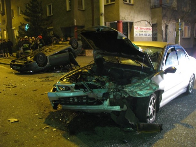 Makabryczny wypadek przy AsnykaMakabryczny wypadek przy ulicy Asnyka. Na szczeście obylo sie bez ofiar.