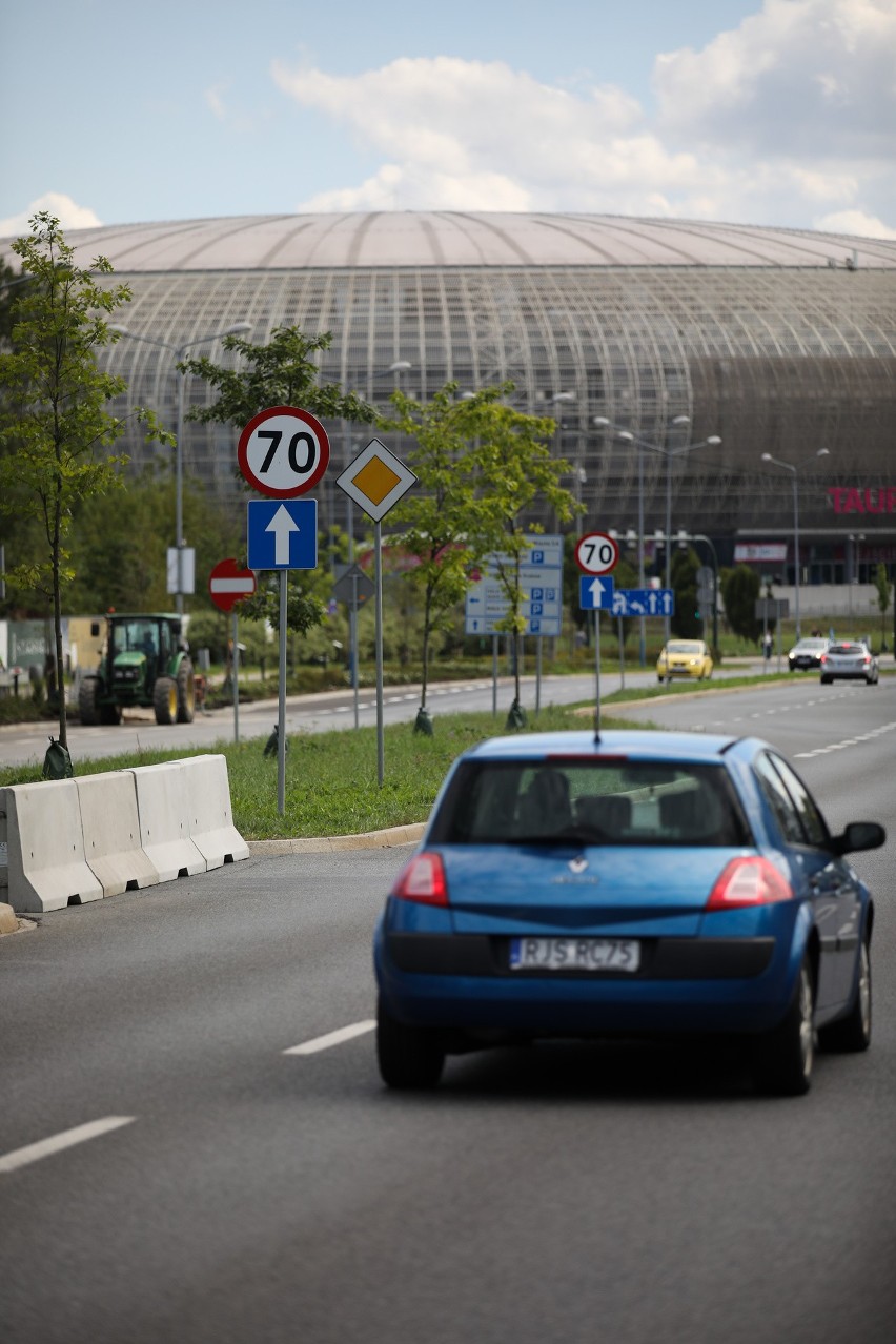 Kraków. Betonowe separatory zablokowały szybki dojazd na osiedla. Mieszkańcy Czyżyn oburzeni [ZDJĘCIA]