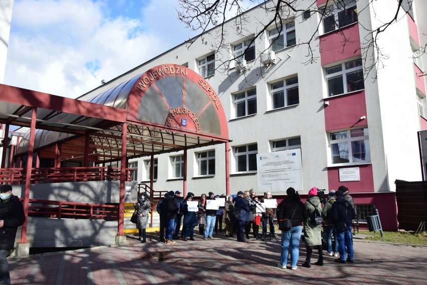 Protestowali przed szpitalem wojewódzkim w Tarnobrzegu. "Gdzie będziemy się leczyć, jeśli zamykane będą kolejne oddziały?". Zobacz zdjęcia