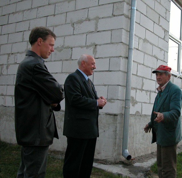 - Na pewno nikt niczego nie będzie tutaj rozbierać - zapewnia sołtys Tomasz Łuczak (od lewej) z wiceburmistrzem Michałem Ilnickim. Na zdjęciu rozmawiają z Rajmundem Sobotą, który razem z nimi budował zaplecze kuchenne.