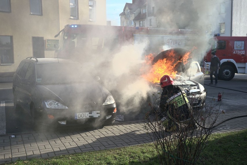 Dwa zastępy strażaków gasiły pożar na parkingu przy Solnym...