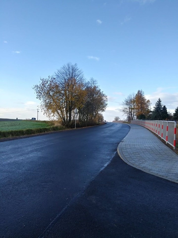 Zmodernizowany trakt w Sąspowie prowadzący do Ojcowskiego Parku Narodowego. Droga dla mieszkańców i turystów