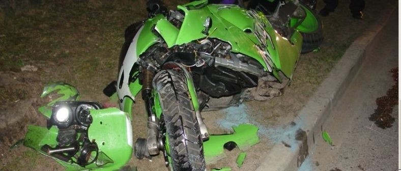 Kawasaki z potężną siłą roztrzaskało się o ciężarówkę. Motor został zgnieciony jak papierek. Zobacz zdjęcia