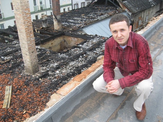 - Dobrze, że w czasie pożaru wiatr nam sprzyjał, bo straty byłyby jeszcze większe - mówi Bartosz Sobociński, pracownik sądu. Z dachu budynku dobrze widać spaloną kamienicę.