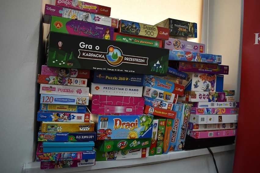 Nowy Sącz. Mieszkańcy os. Kochanowskiego zebrali 3 tys. książek, gier i puzzli. Trafią one do szpitala