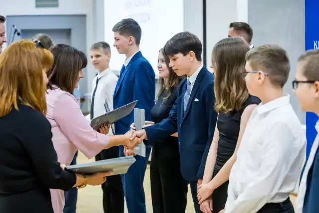 W uroczystości na Politechnice Bydgoskiej wzięło udział 67 laureatów kuratoryjnych konkursów przedmiotowych i 71 nauczycieli szkół podstawowych z rejonu bydgoskiego.
