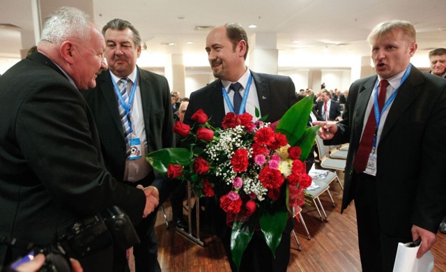 Mieczysław Golba nie dał szans konkurencji i przez najbliższe 4 lata będzie kierował Podkarpackim ZPN-em. Nz. zbiera gratulacje tuż po ogłoszeniu wyników wyborów