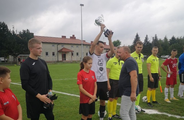 Przed rozpoczęciem meczu Mariusz Karcz, członek zarządu Świętokrzyskiego Związku Piłki Nożnej na ręce kapitana drużyny Dominika Wojtusika puchar za zwycięstwo w zeszłym sezonie w A klasie.