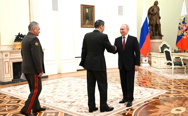 Spotkanie Władimira Putina i Siergieja Szojgu z chińskim ministrem obrony Li Shangfu