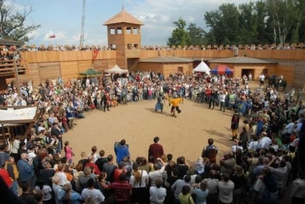 Jedną z atrakcji turystycznych jest gród rycerski w Biskupicach pod Byczyną.