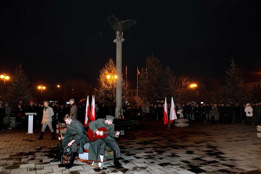 Uroczystości 11 listopada na placu Niepodległości w Łapach