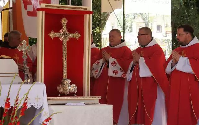 Kalwaria Pakoska obchodzi w bieżącym roku 390. rocznicę powstania. Kulminacyjnym punktem jubileuszu był sobotni i niedzielny odpust ku czci Podwyższenia Krzyża Świętego. Podczas uroczystej sumy prymas Polski, abp Wojciech Polak wyniósł Kalwarię do godności Archidiecezjalnego Sanktuarium Męki Pańskiej.  - To miejsce wyznania wiary. To także miejsce spotkań z Ukrzyżowanym. Od wieków przyciągające pielgrzymów - mówił o Kujawskiej Jerozolimie ks. prymas. Podkreślał, że ranga Kalwarii wzrosła szczególnie od momentu, gdy trafiły tu relikwie Krzyża Świętego.  Kalwaria Pakoska, to kompleks składający się z 25 kaplic i kościoła św. Bonawentury wraz z klasztorem franciszkanów. Jubileusz i nadanie godności sanktuarium święto na Kalwarii także mniej oficjalnie. Odbyła się tam także franciszkańska biesiada, którą uświetnił występ zespołu Gang Marcela.