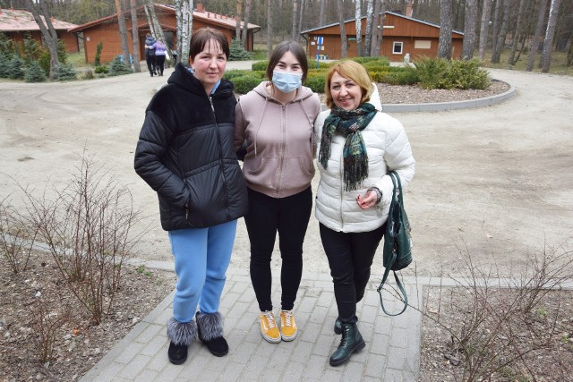 Od lewej Luba - jedna z opiekunek niepełnosprawnych dzieci z Ukrainy, wolontariuszka z Łabiszyna i Nina Andryjiszyn - Ukrainka od 6 lat pracująca w Łabiszynie, która w Smerzynie pomagała jako tłumaczka.