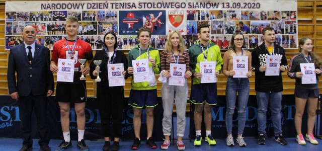 Przez cały dzień dzieci i młodzież (łącznie około 50 uczestników) grała w turnieju i uczestniczyła w różnych konkursach sprawnościowych.