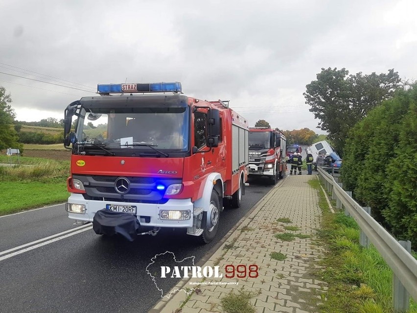 Falniów. Wypadek busa z 11 osobami w środku. Są ranni