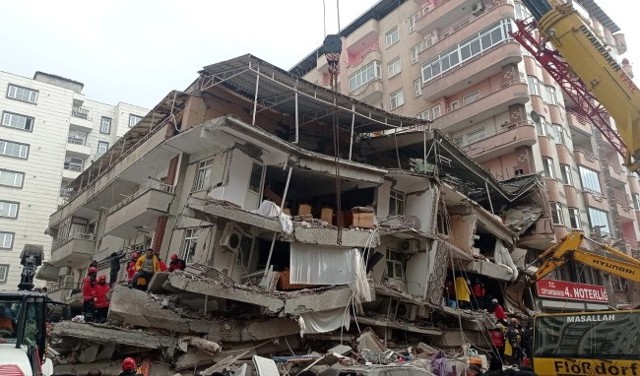 W Turcji miały miejsce kolejne wstrząsy. Ponad 1300 osób zginęło w trzęsieniu ziemi.