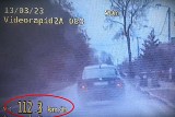 112 km/h w terenie zabudowanym i wyprzedzanie na skrzyżowaniu. Policjanci ze Strzelec Krajeńskich zatrzymali pirata drogowego. Wielki mandat