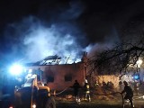 Pożar zabudowań w Piotrkówku. Z ogniem walczyło prawie 70 strażaków