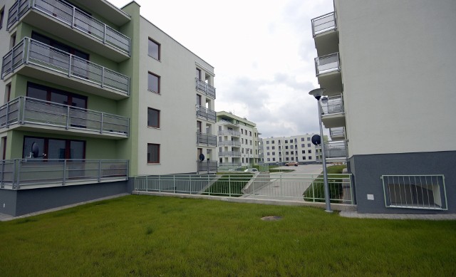 Mieszkania na peryferiachMetr kwadratowy mieszkania w okolicach miasta wojewódzkiego, może być nawet o połowę tańszy niż w stolicy regionu.