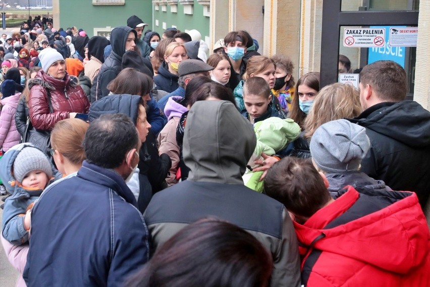 Gigantyczna kolejka ukraińskich uchodźców pod Urzędem Miasta...